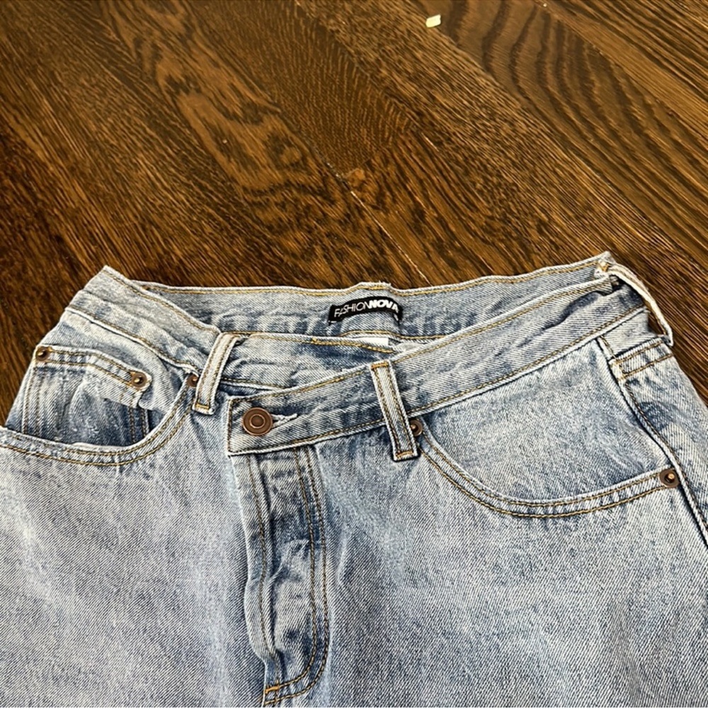 Fashion nova crossover straight leg jeans. Light blue wash - Picture 4 of 6